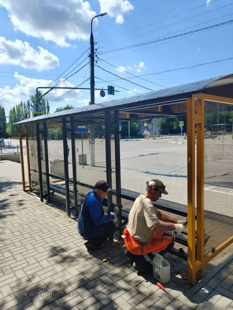 В Волжском вандалы повредили 15 остановочных павильонов