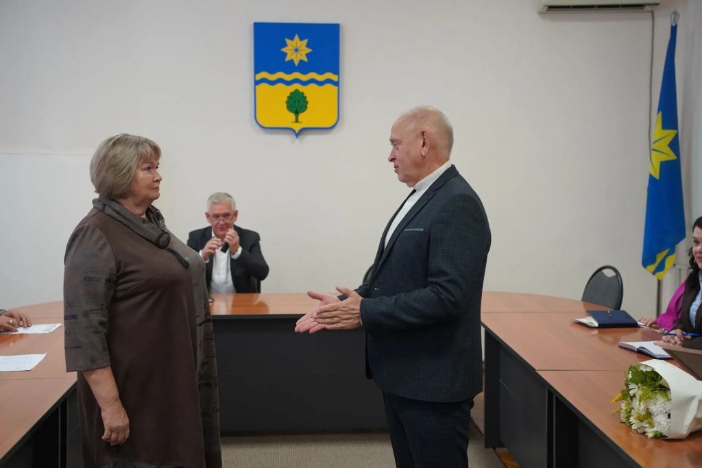 Надежде Подшибякиной вручили награду сына — звание «Почётный гражданин Волжского»