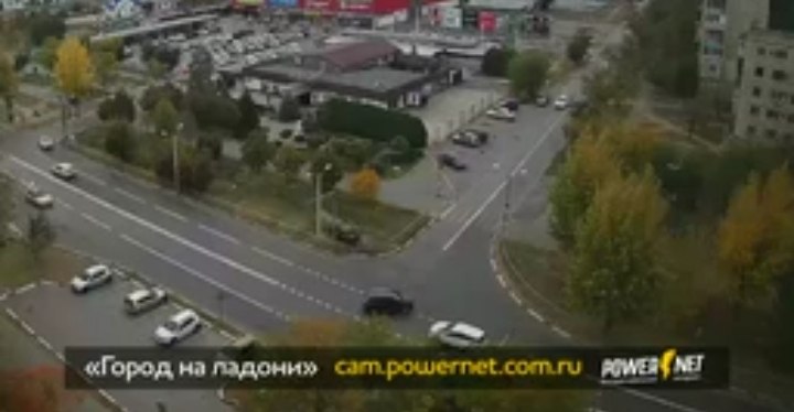 В Волжском водитель вылетел на газон и снёс забор у ТЦ «IDEA»