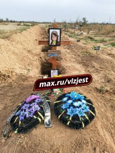 Житель Волжского установил памятники на могилах Алексы Чередниковой и её отца