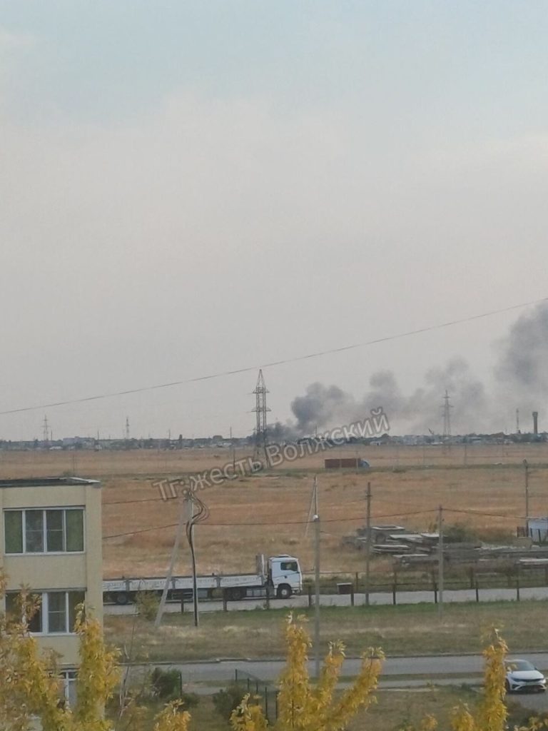 В Волжском загорелось здание на территории металлургического комбината
