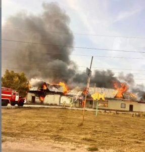 Пожар в Средней Ахтубе: два человека пострадали, огонь охватил 800 кв. м