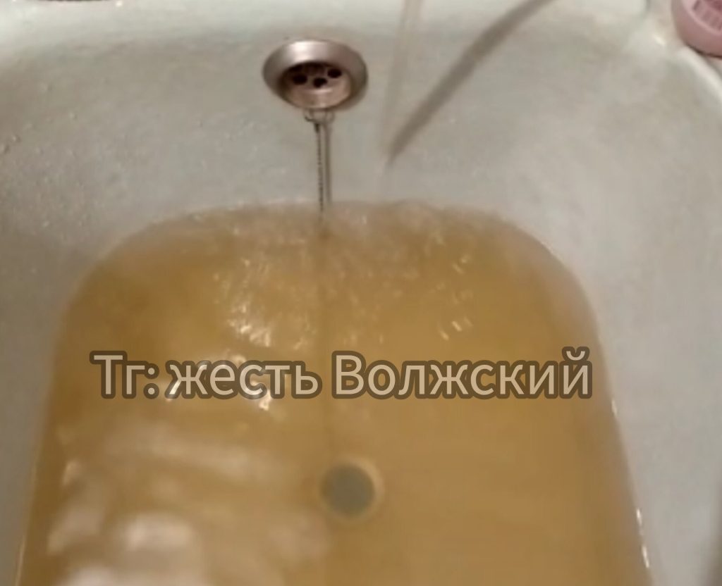 Жители дома на 19-м Партсъезде жалуются на ржавую воду из крана