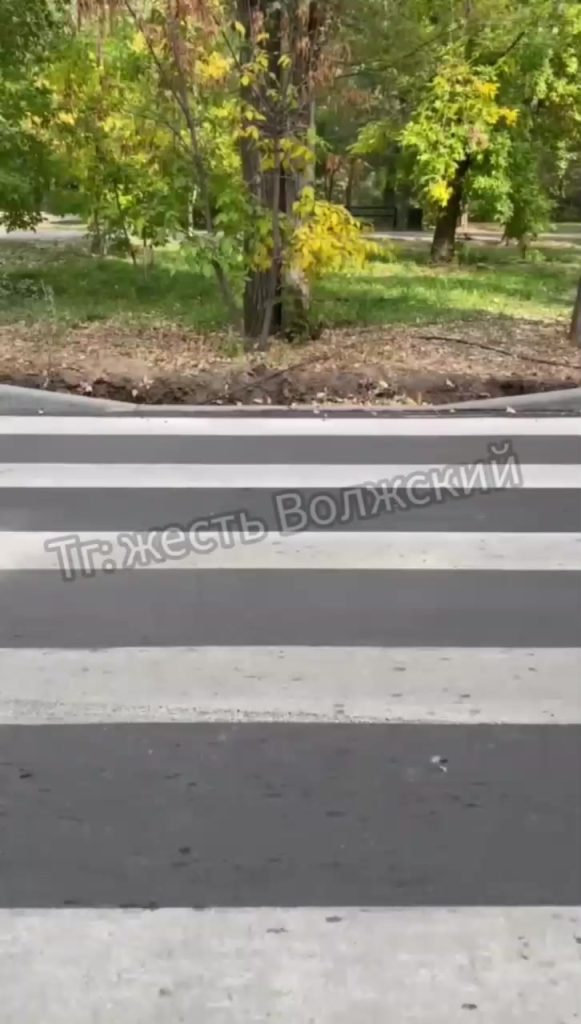 Жители Волжского жалуются на новый переход, ведущий в грязь