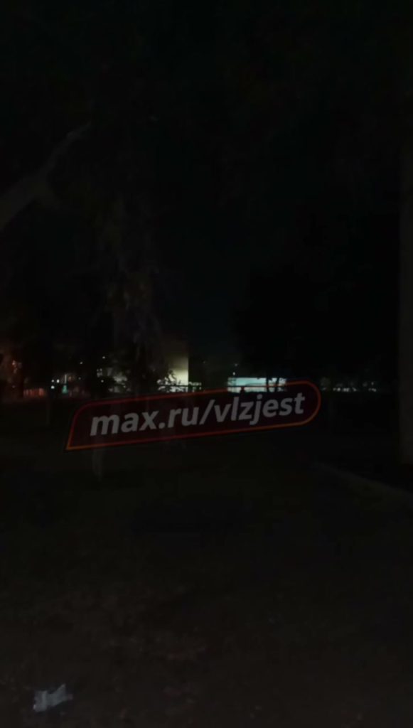 Жители Волжского жалуются на мигающую подсветку лицея и подтопления пристройки