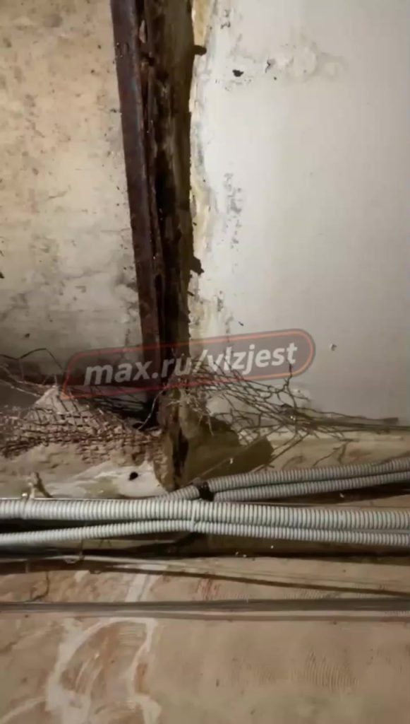 В Волжском на улице Генерала Карбышева затапливает подъезд жилого дома