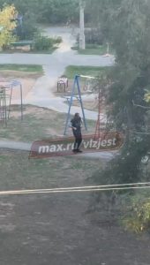 Житель Волжского устроил зажигательные танцы на детской площадке