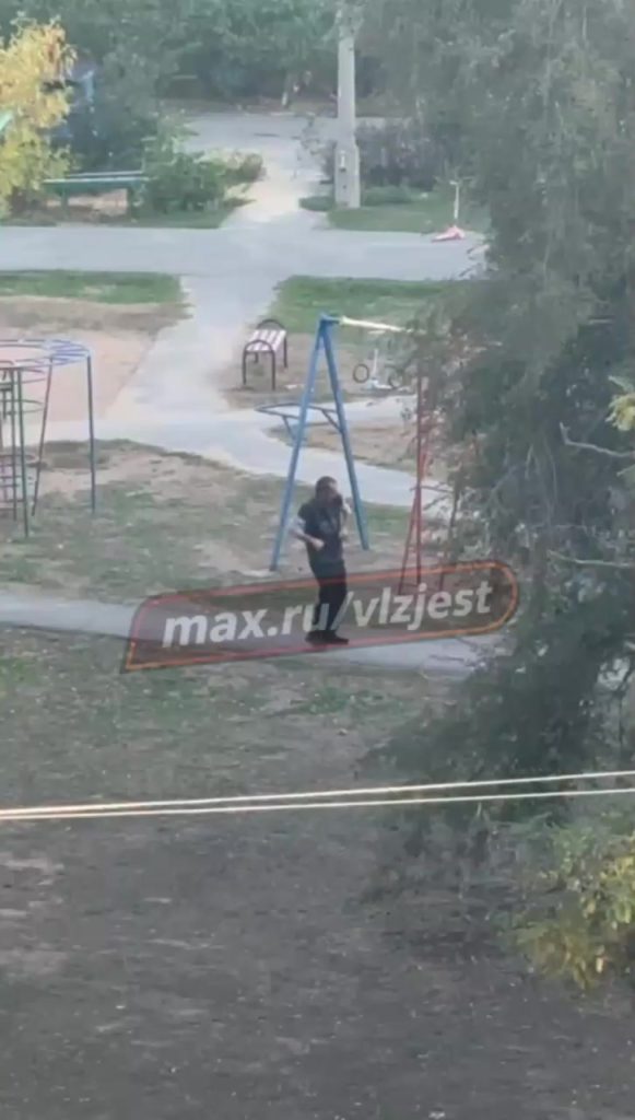 Житель Волжского устроил зажигательные танцы на детской площадке