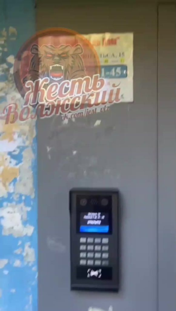 Жители дома на Энгельса страдают от затопленного подвала, а УК предлагает записаться на приём