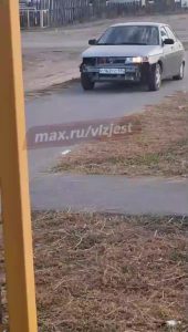 На Заволжской водители объезжают пробки по тротуару