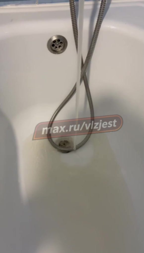 Жители Волжского жалуются на холодные батареи и ржавую воду в доме на улице Волжской Военной Флотилии