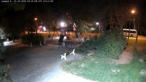 В Волжском вернули украденные качели в сквер на улице Дружбы