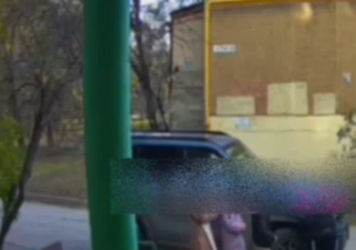 Дети из 18-го микрорайона устроили «выставку» на чужих машинах в Волжском