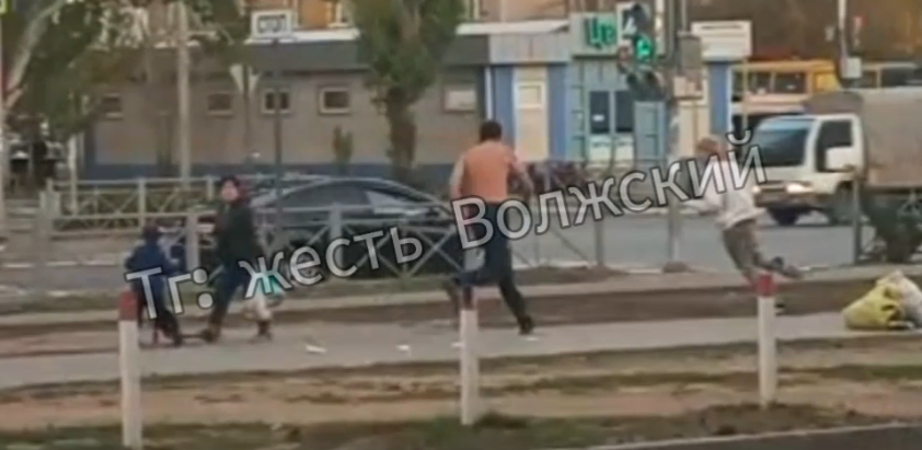 В Волжском мужчина в крови устроил погоню за подростком на улице Ленина