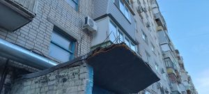 В доме на Ленина, 97 в Волжском ремонт подъезда остановился на втором этаже