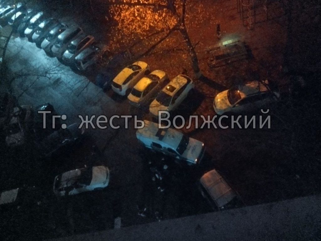 Группа подростков избила мужчину в жилом районе