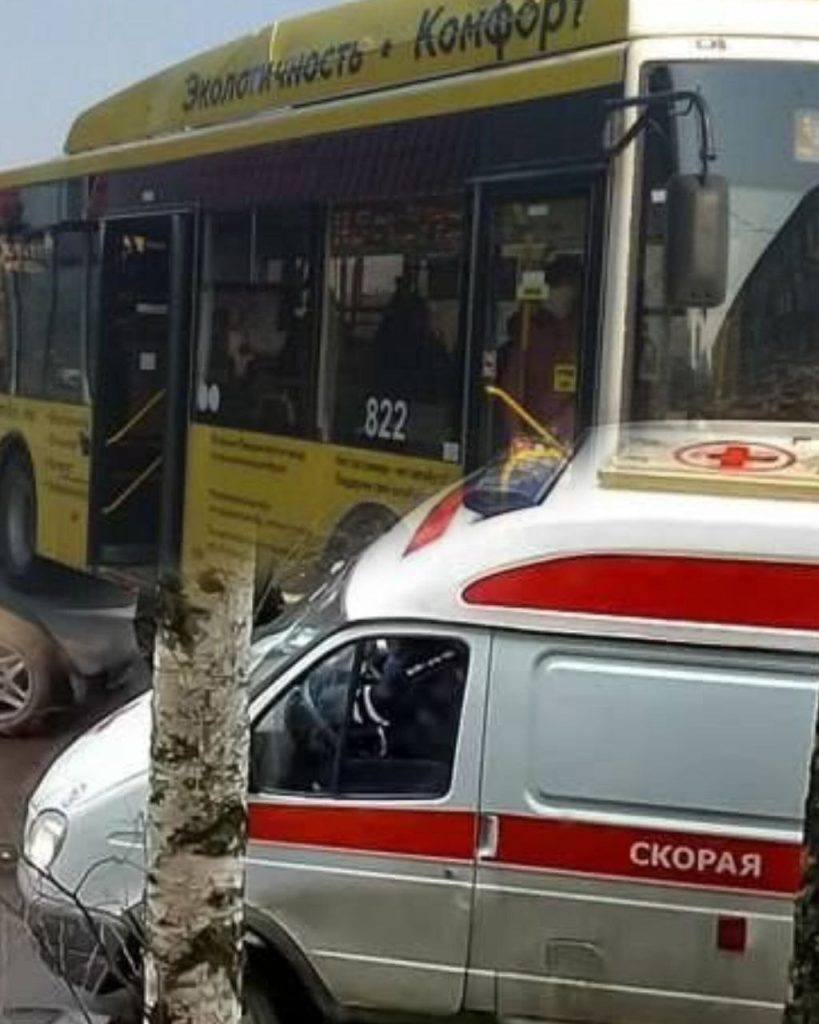 Кондуктор автобуса получила травмы при резкой остановке в Волжском