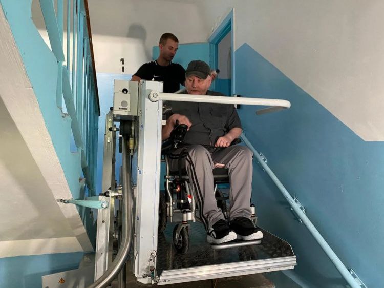 Волжский становится доступнее: в городе установят современный подъемник для маломобильных граждан