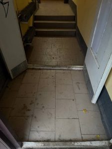 Жильцы дома на Ленина в Волжском столкнулись с мусорным хаосом