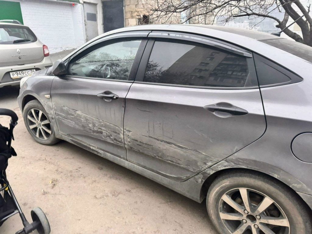 Неизвестный повредил припаркованный автомобиль во дворе на проспекте Ленина