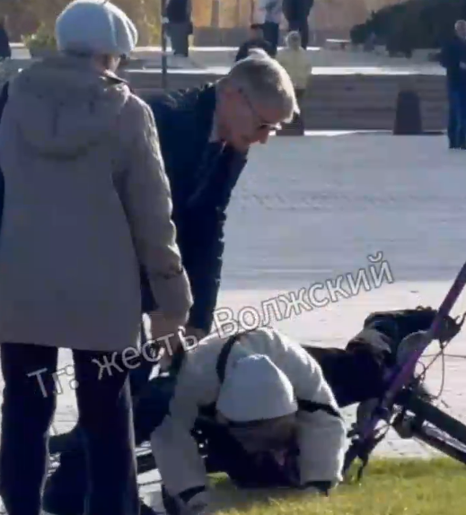 В Волжском мужчина напал на подростков на улице Ленина