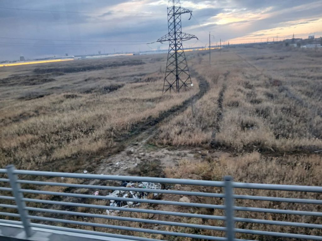 В Волжском под мостом на улице Александрова вновь появилась мусорная гора