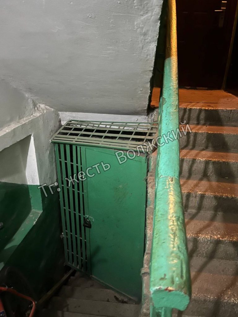 В Волжском жильцы дома неделю живут с запахом канализации в подъезде