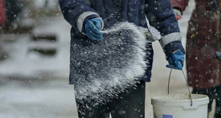 Волжский готовится к зиме: бишофит для борьбы с гололёдом