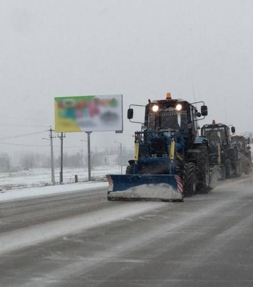 В Волжском началась зимняя уборка дорог: коммунальщики обработали улицы и мосты