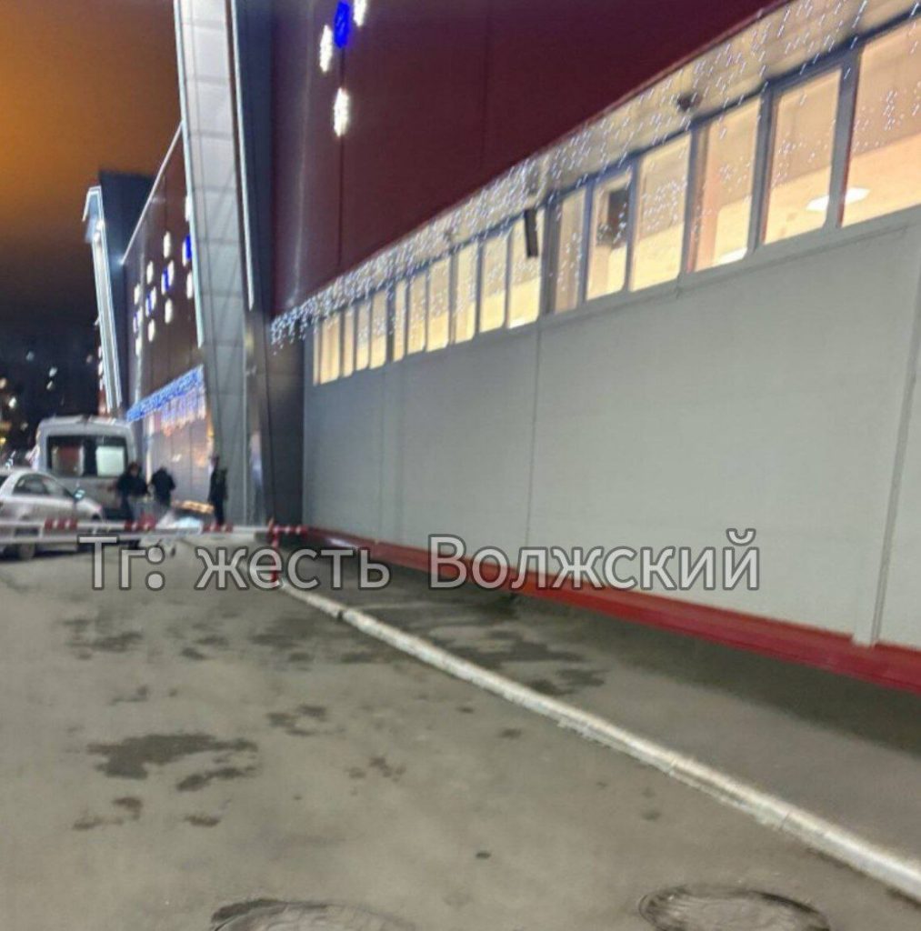Тело мужчины обнаружено возле торгового центра в Волжском
