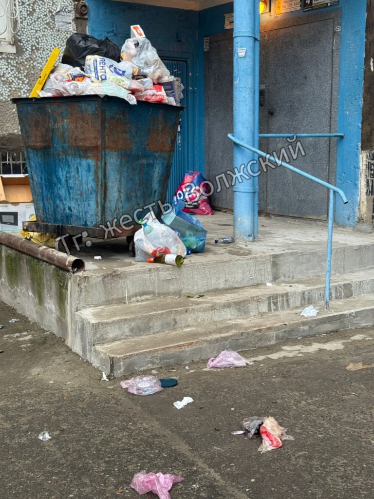 Мусорный контейнер перекрыл проход к дому в Волжском