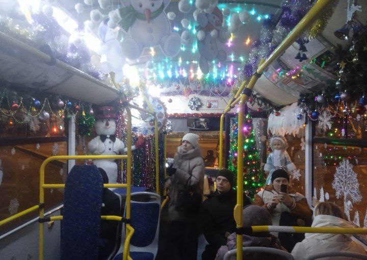 Автобус №123 в Волжском преобразился к Новому году