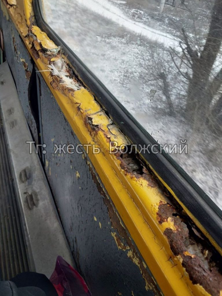 Трамвай с прогнившими окнами: состояние общественного транспорта вызывает вопросы