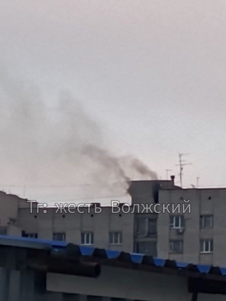 На крыше дома на Бульваре Профсоюзов в Волжском произошло возгорание