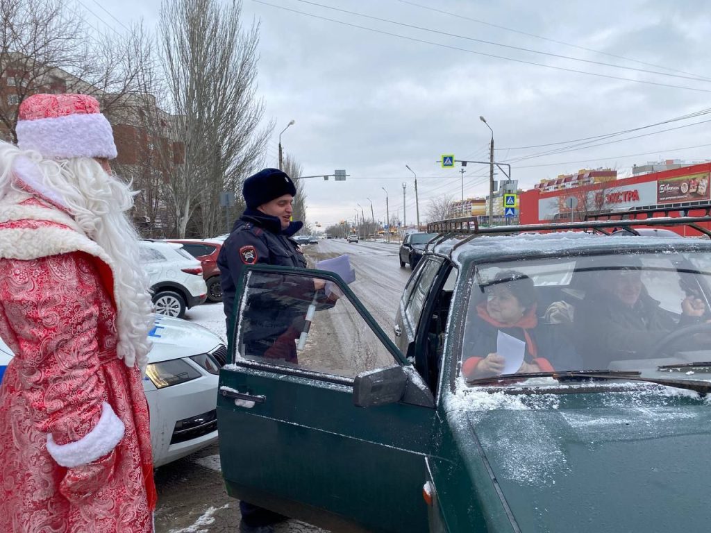 Новогодний патруль добра напомнил волжским водителям о трезвости за рулем