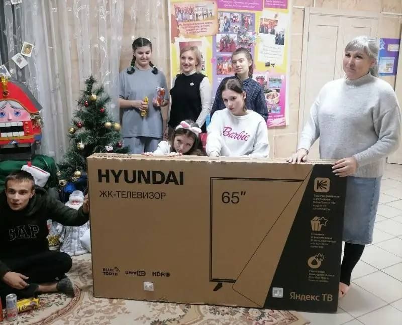 Волжские судьи подарили детям к Новому году современный телевизор