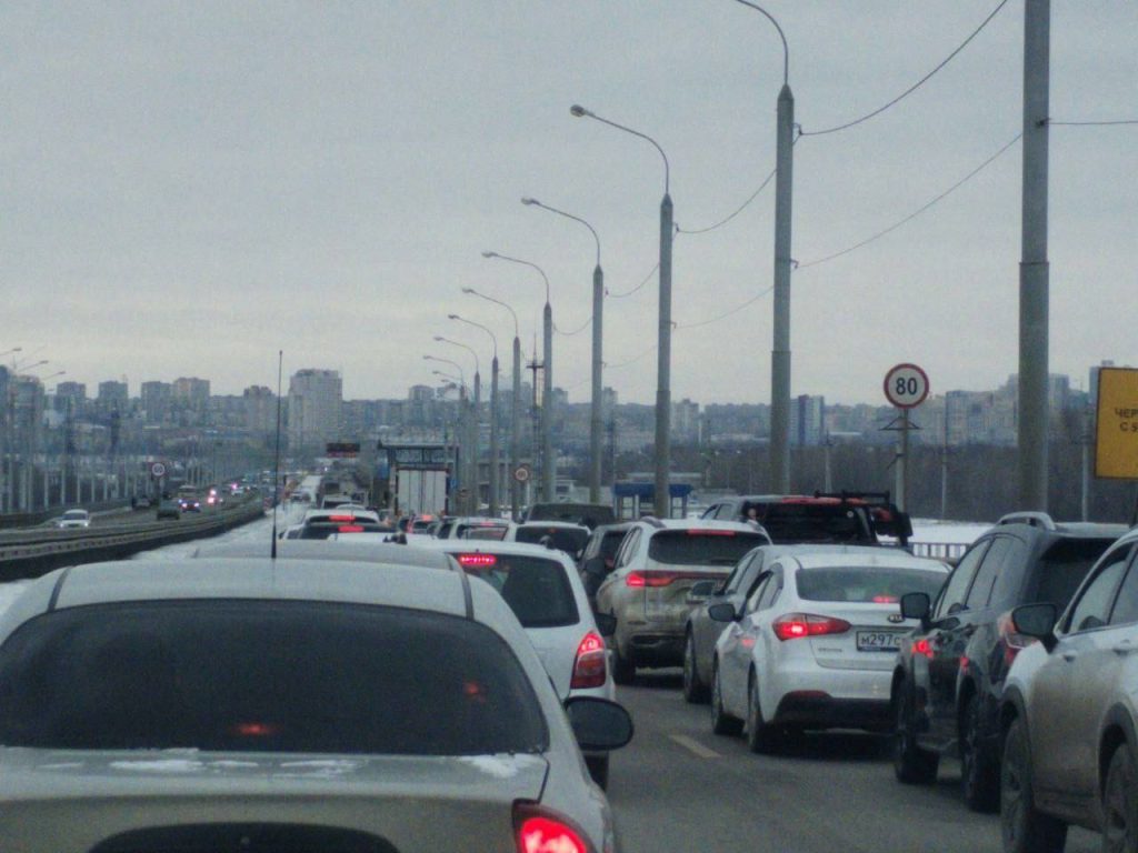 Массовая проверка автомобилей создала многокилометровую пробку на въезде в Волгоград