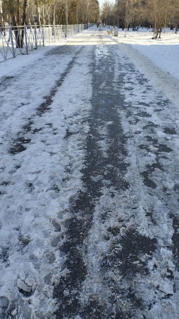 Трактор проехал мимо: в Волжском зафиксировали холостую уборку снега