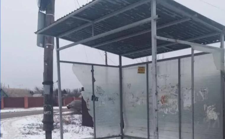 Вандалы разгромили остановочный павильон на острове Зелёный