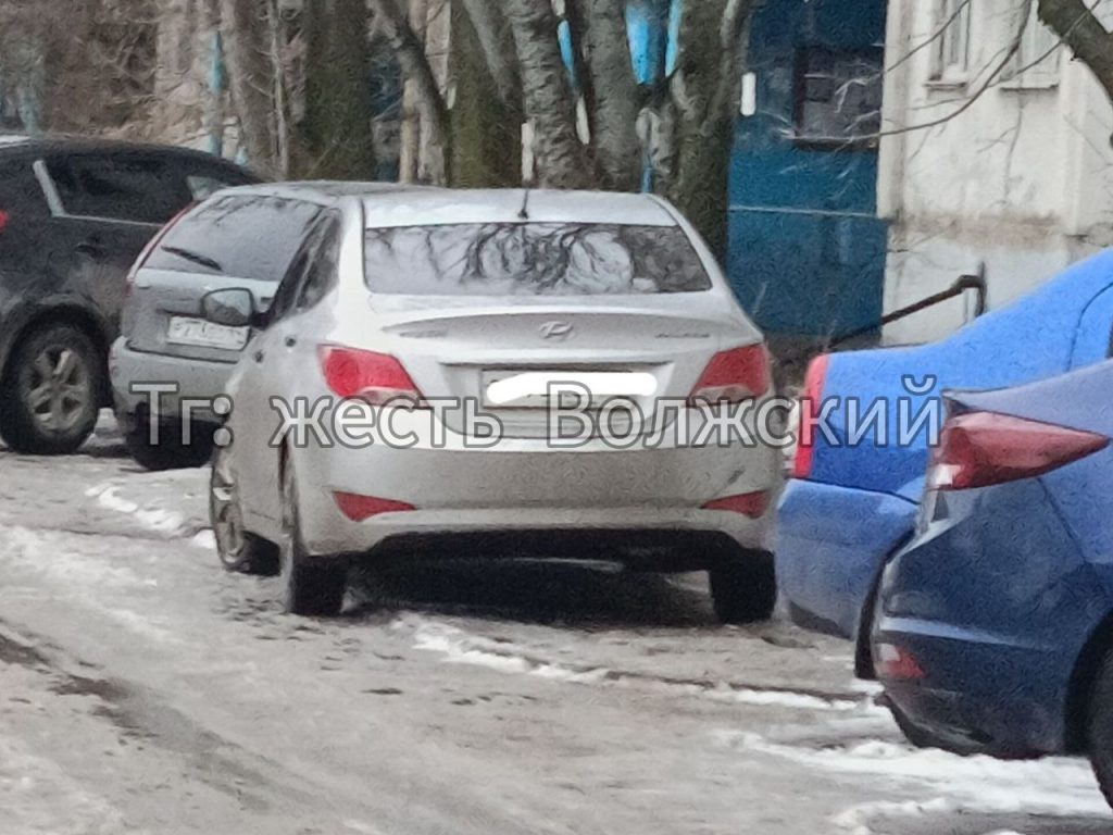 Автомобиль на тротуаре: в Волжском водитель устроил парковку на пешеходной зоне