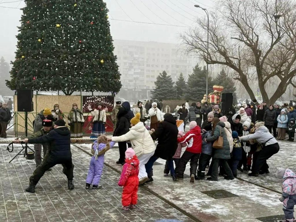 Рождественские гуляния объединили жителей Волжского на главной площади города