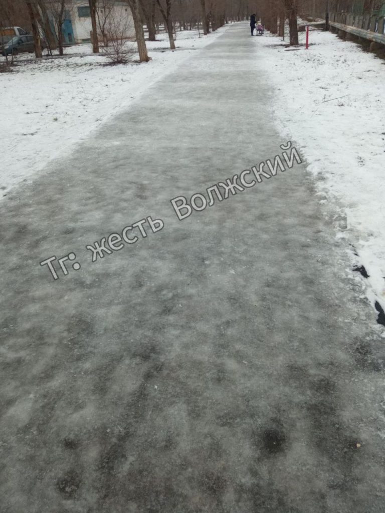 Опасный гололёд на подходах к школе №24 в Волжском