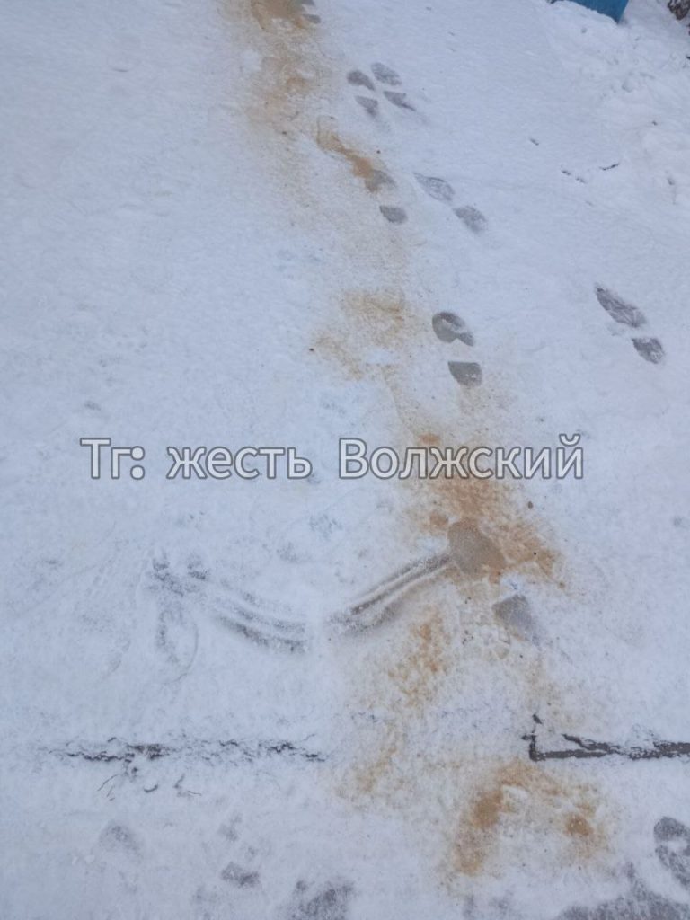 Гололед во дворах Волжского: когда коммунальщики начнут работать?