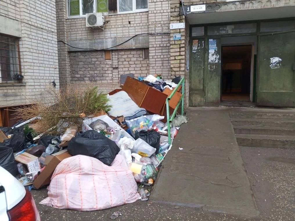 Жители дома на Машиностроителей жалуются на растущую свалку у подъезда
