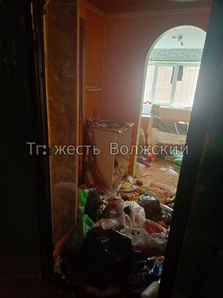 Жильцы дома на Карбышева столкнулись с антисанитарией из-за заброшенной квартиры