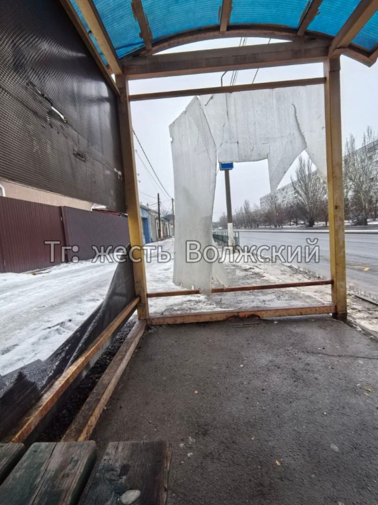 Остановка на Волжской улице осталась без укрытия от непогоды