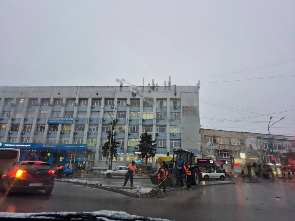 В Волжском продолжается обработка дорог противогололёдными реагентами