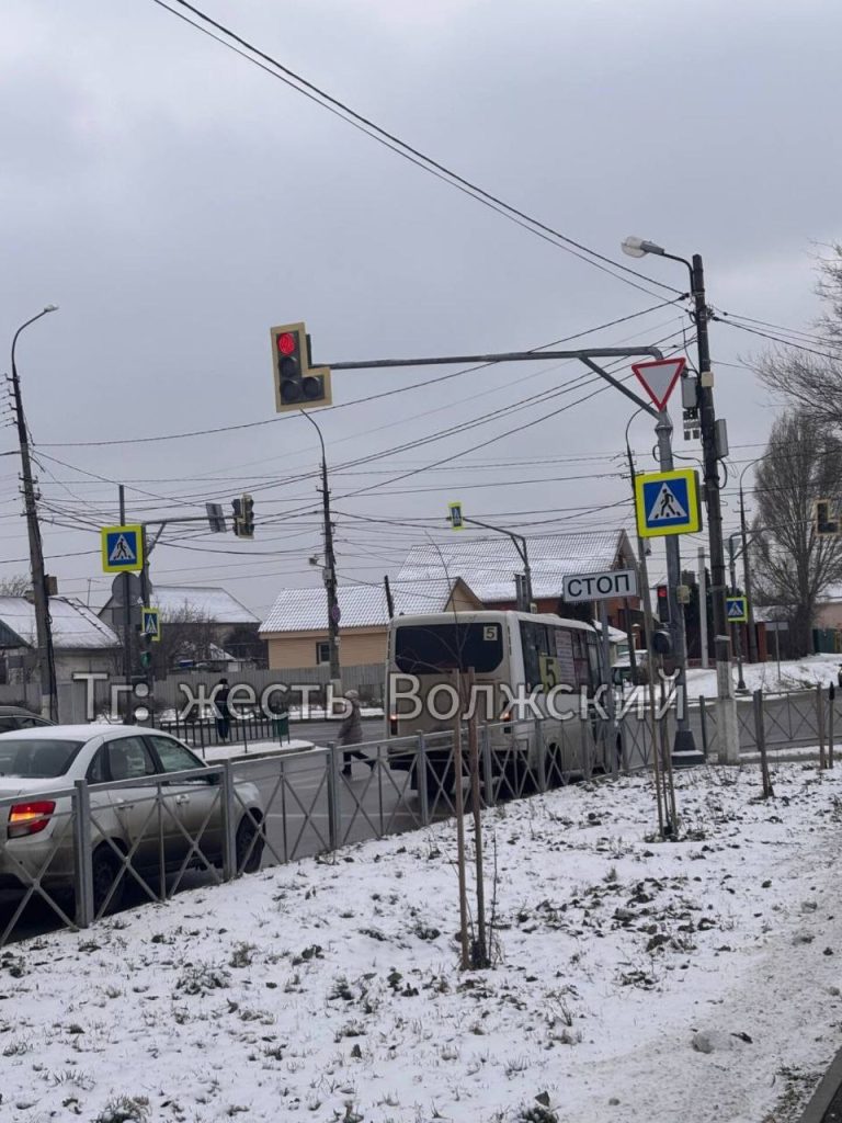 Маршрутка заблокировала пешеходный переход в Волжском
