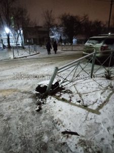 Странное ДТП на Пионерской: водитель врезался в забор, уехал, а затем вернулся за бампером