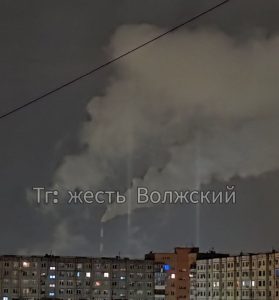 Загадочные световые столбы появились в небе над Волжским